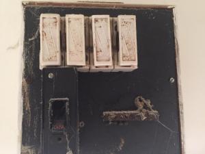 Old switchboard with ceramic fuses and no safety switch